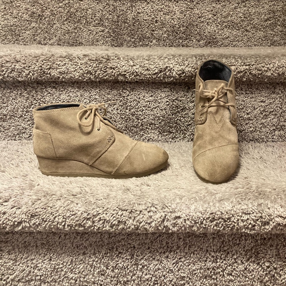 TOMS Big Girl’s Lace Up 1.5” Wedge Ankle Boots Taupe Suede Size Girl Y 4.5 Boho